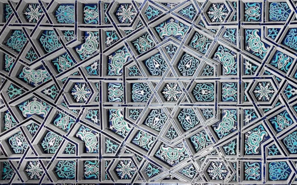 عکس الگوی هندسی سنتی اسلامی: تکه ای از موزاییک سرامیکی با طراحی انتزاعی