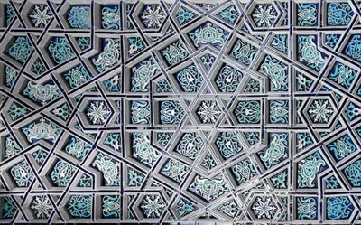 عکس الگوی هندسی سنتی اسلامی: تکه ای از موزاییک سرامیکی با طراحی انتزاعی