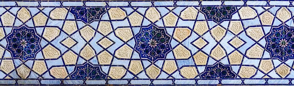 عکس تکه ای از موزاییک سرامیکی با الگوهای هندسی و سنتی اسلامی