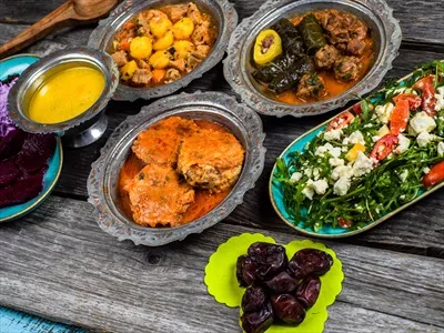 عکس مجموعه ای از غذاهای خوشمزه افطار در شب عید فطر با چیدمان سنتی
