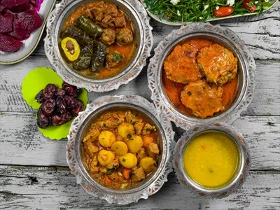 عکس مجموعه ای از غذاهای خوشمزه افطار در شب عید فطر با چیدمان سنتی
