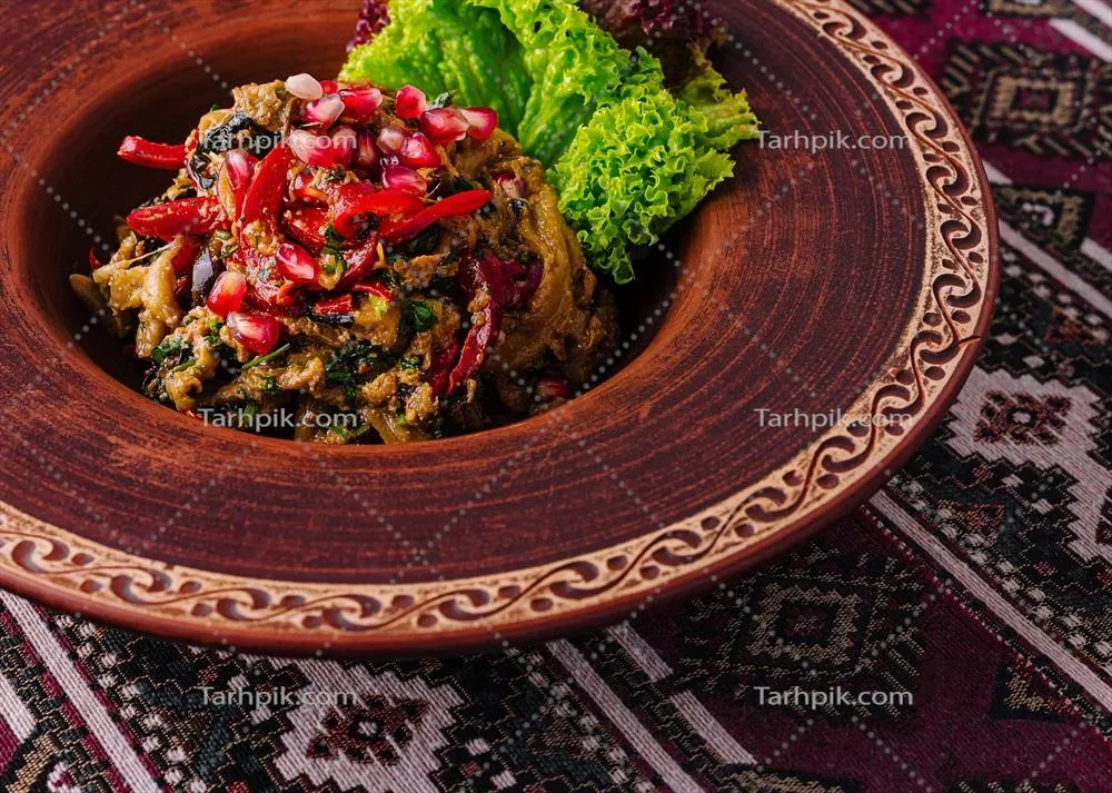 عکس سالاد سنتی شرقی در کاسه سفالی با طعمی دلپذیر و رنگارنگ