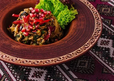 عکس سالاد سنتی شرقی در کاسه سفالی با طعمی دلپذیر و رنگارنگ