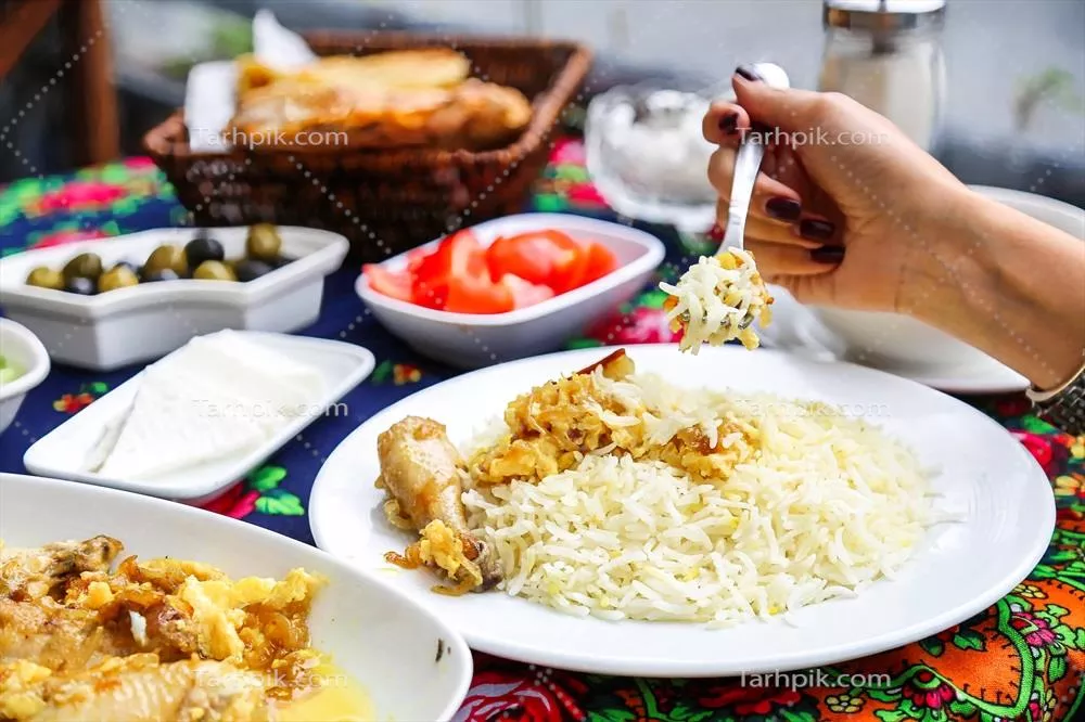 عکس مجموعه ای از غذاهای برنجی متنوع و خوشمزه در یک میز زیبا