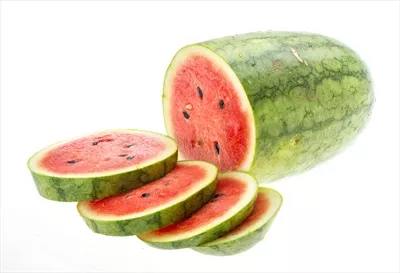 عکس تکه های خوشمزه هندوانه بر روی پس زمینه سفید و جذاب