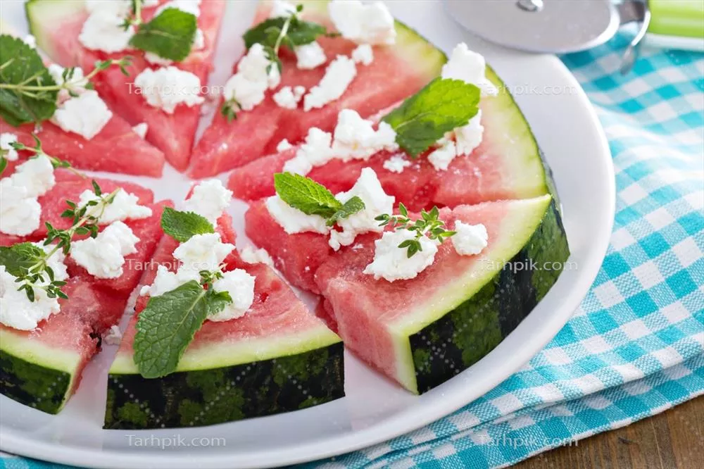 عکس طرز تهیه پیتزا هندوانه با پنیر فتا و سبزیجات معطر