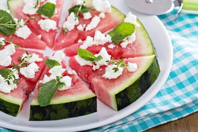 عکس طرز تهیه پیتزا هندوانه با پنیر فتا و سبزیجات معطر