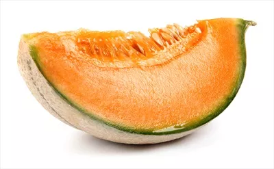 عکس تکه ای از ملون خربزه بر روی پس زمینه ای سفید و ساده