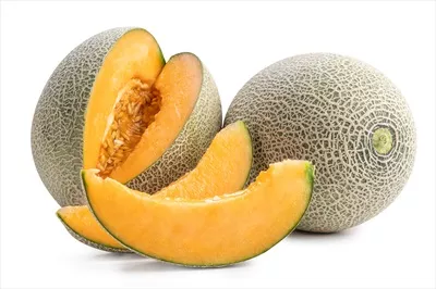 عکس برش نزدیک و زیبا از خربزه سنگی تازه و خوشمزه در پس زمینه سفید