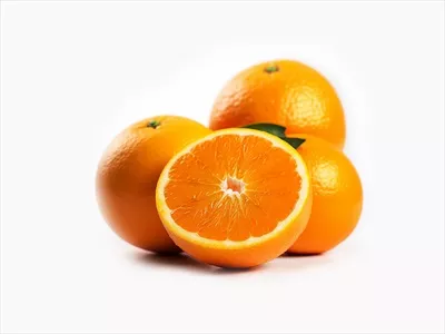 عکس میوه پرتقال تازه بر روی پس زمینه سفید با کیفیت بالا و جذاب