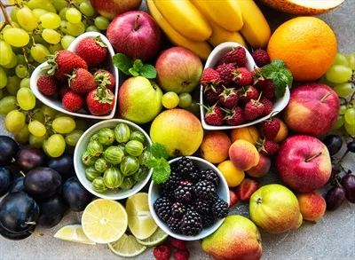 عکس میوه ها و توت های تازه تابستانی در یک تصویر زیبا و رنگارنگ