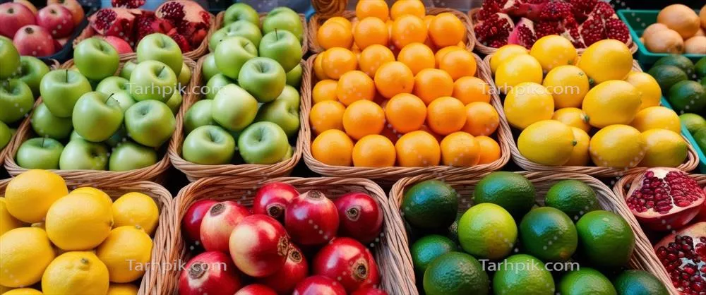 عکس چیدمان منظم و زیبا از میوه های تازه در سبدهای بازار