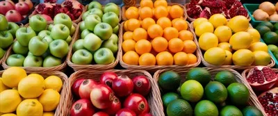 عکس چیدمان منظم و زیبا از میوه های تازه در سبدهای بازار