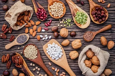 عکس ترکیب زیبا و رنگارنگ از حبوبات و مغزها در یک تصویر جذاب