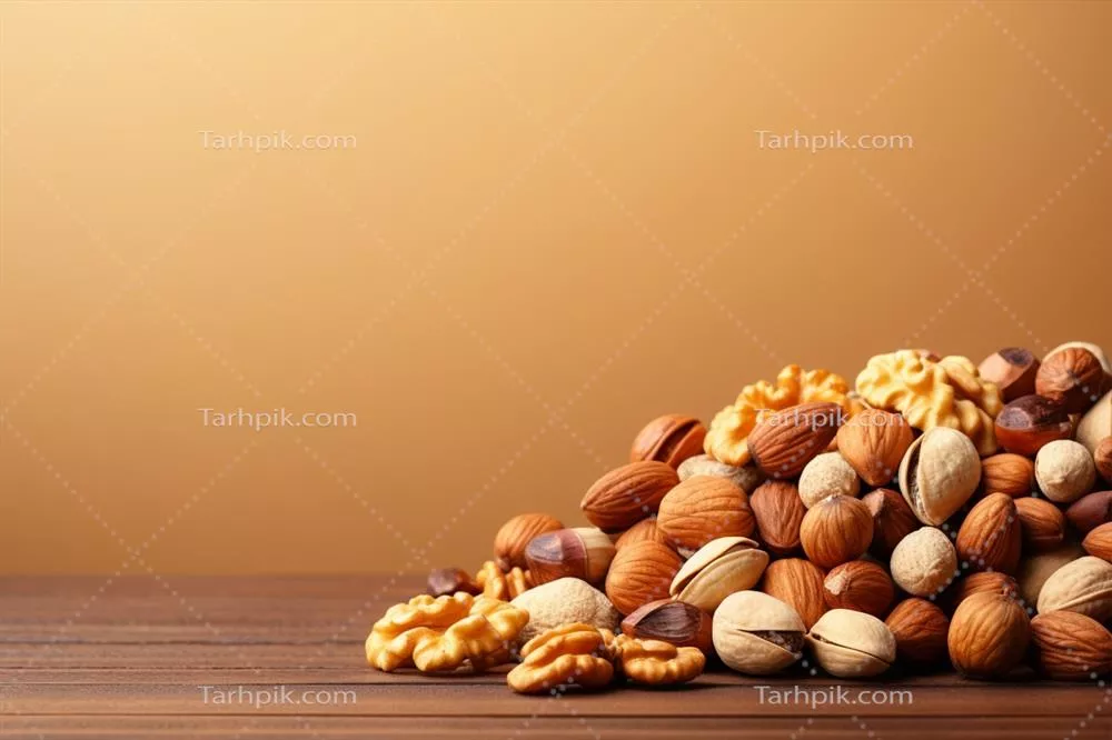 عکس نمایش آجیل بر روی پس زمینه قهوه ای روشن با فضای متنی