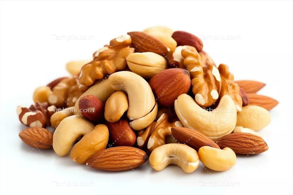 عکس مخلوطی از آجیل های خوشمزه و متنوع بر روی پس زمینه سفید