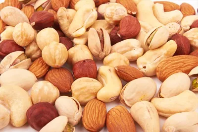 عکس تصویری زیبا از مغزهای خوراکی به عنوان پس زمینه ای جذاب