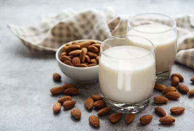 عکس نوشیدنی مغذی شیر بادام و خواص شگفت انگیز آن برای سلامتی