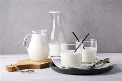 عکس مجموعه ای از ظروف شیشه ای متنوع برای سرو شیر و غذاهای سالم