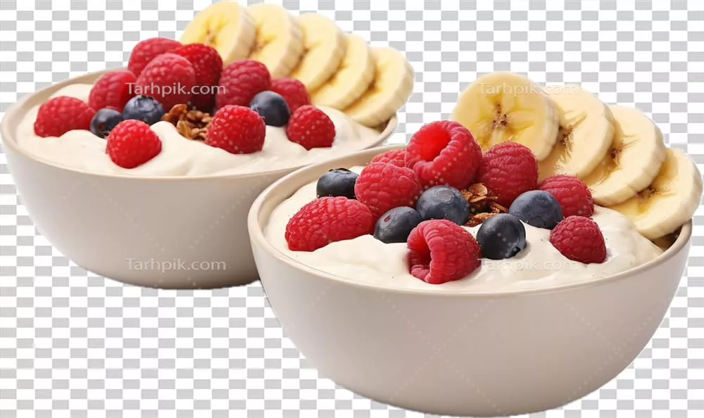 عکس دوربری صبحانه ای خوشمزه شامل کره بادام، توت ها و موز با ماست