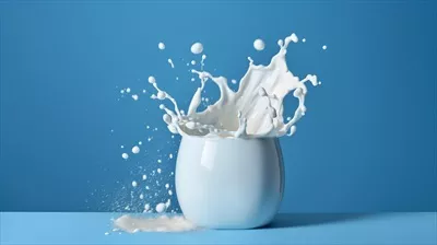 عکس شیر در حال پاشیدن در یک لیوان سفید - تصویر هنری و جذاب