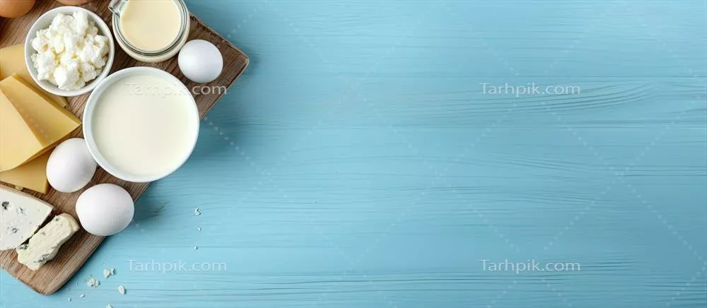 عکس محصولات لبنی شامل شیر، پنیر کاتیج و تخم مرغ بر روی زمینه آبی