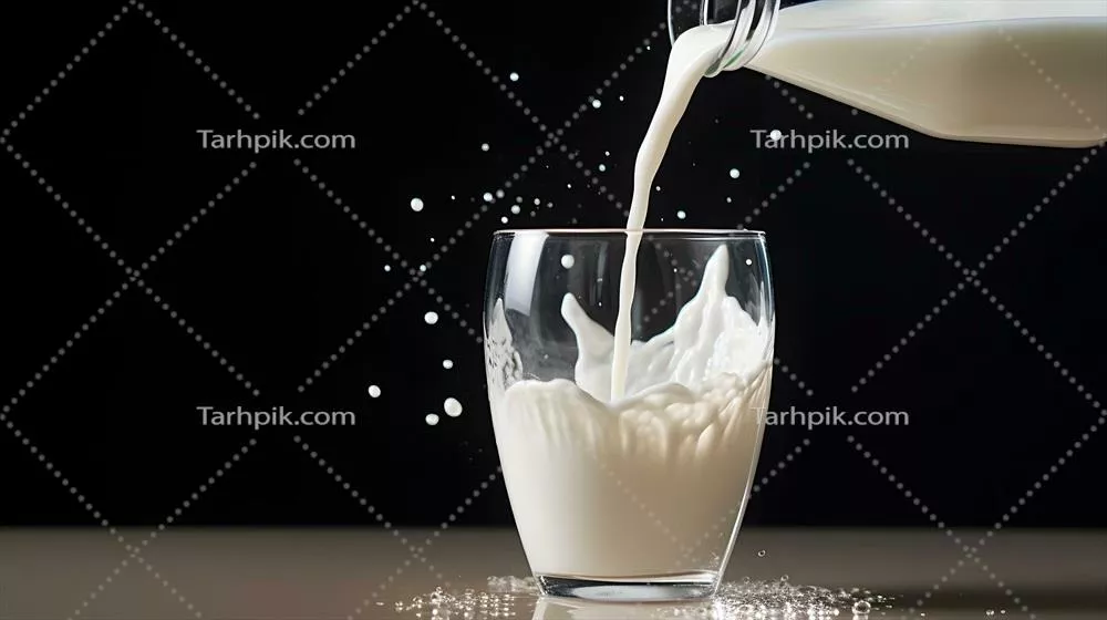 عکس ریختن شیر در لیوان با پس زمینه تاریک و جذاب