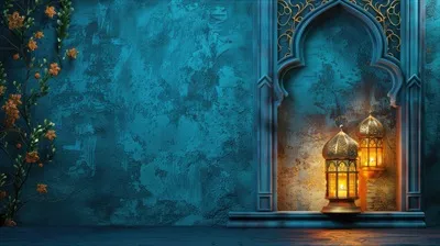 عکس دروازه ای زیبا با طراحی اسلامی و چراغ های درخشان در پس زمینه ای آبی