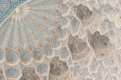 عکس سقف نیم دایره ای با تزئینات باستانی آسیایی و جزئیات معماری قرون وسطی در آسیای مرکزی