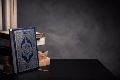 عکس قرآن کریم: کتاب مقدس مسلمانان و نماد ایمان در زندگی روزمره