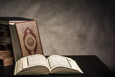 عکس قرآن کریم: کتاب مقدس مسلمانان و نماد ایمان در زندگی روزمره
