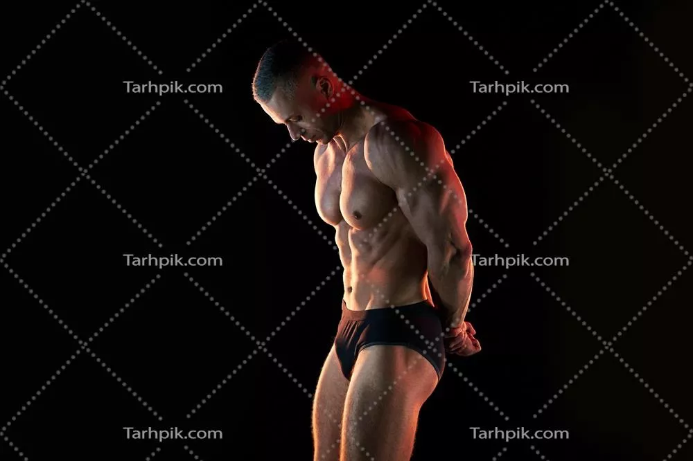 عکس تصویری از بدنساز حرفه ای با بدنی عضلانی و نورپردازی زیبا