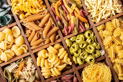 عکس پاستاهای رنگارنگ ایتالیایی در جعبه چوبی با طراحی زیبا