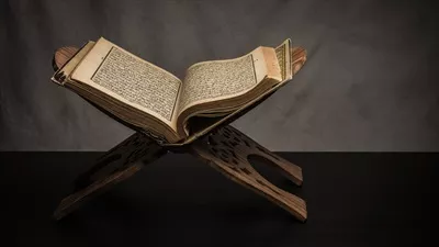 عکس قرآن، کتاب مقدس مسلمانان: نماد ایمان و فرهنگ اسلامی بر روی میز