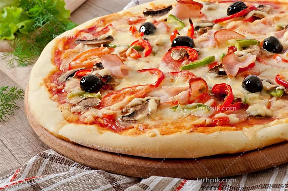 عکس پیتزا با کالباس، قارچ و زیتون: طعمی بی نظیر و دلپذیر