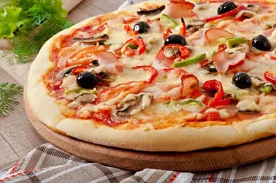 عکس پیتزا با کالباس، قارچ و زیتون: طعمی بی نظیر و دلپذیر