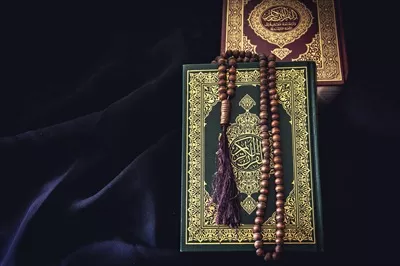 عکس قرآن کریم: کتاب مقدس مسلمانان و نماد ایمان در زندگی روزمره