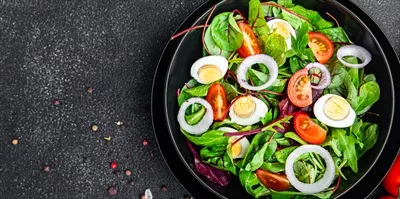 عکس سالاد خوشمزه با تخم مرغ بلدرچین و گوجه فرنگی برای یک وعده سالم