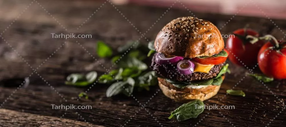 عکس برگر خوشمزه با گوشت گاو و سالاد اسفناج، پیاز، گوجه و پنیر