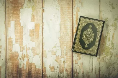 عکس قرآن کریم: کتاب مقدس مسلمانان و نماد ایمان در زندگی روزمره