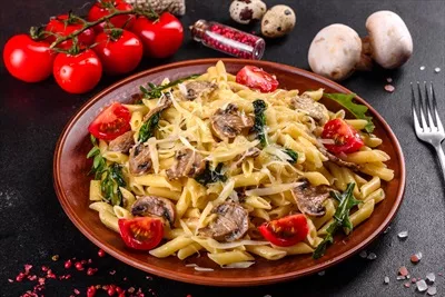 عکس پاستا با قارچ، پنیر، اسفناج، راکولا و گوجه فرنگی های گیلاسی