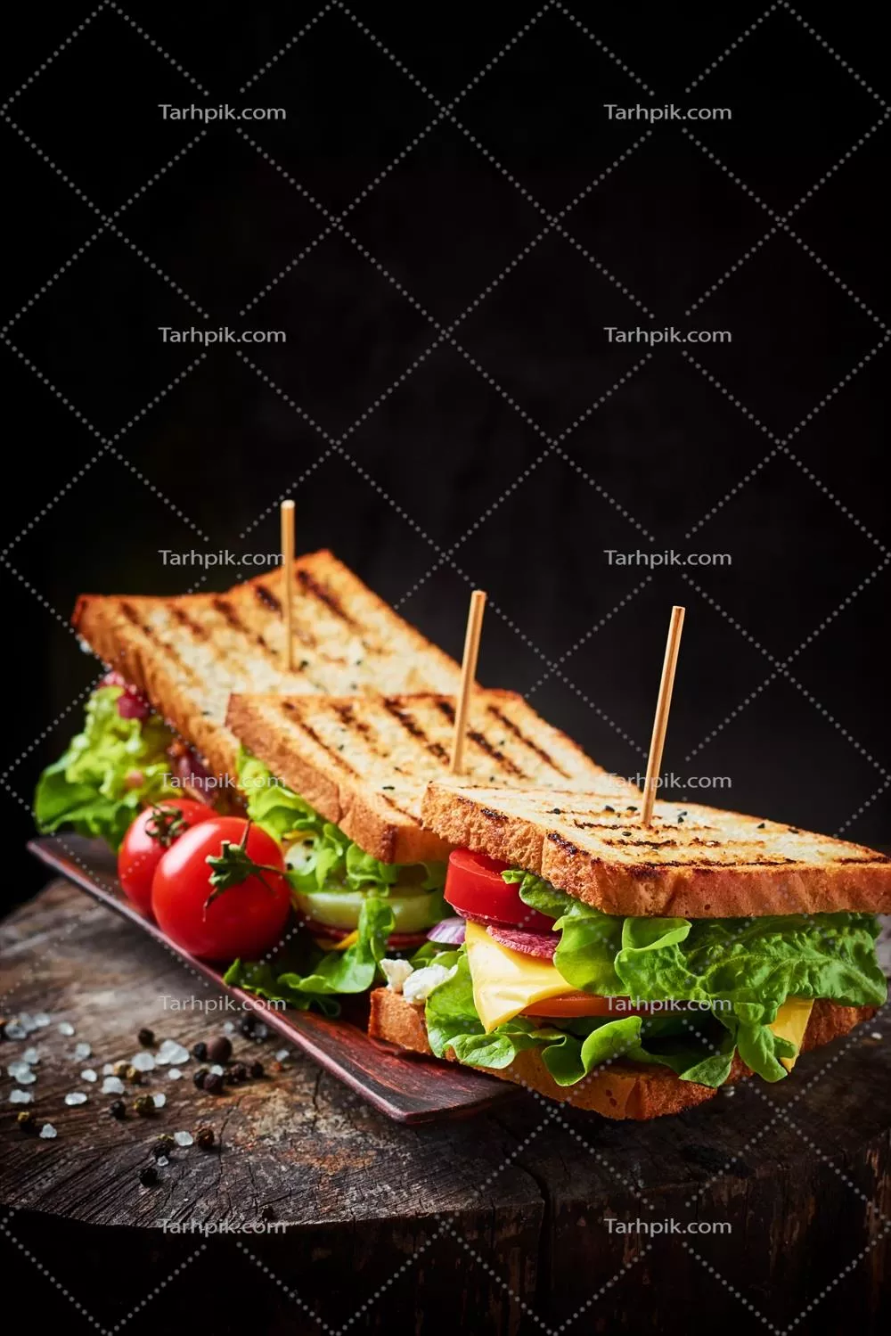 عکس ساندویچ خانگی خوشمزه با کالباس، کاهو، پنیر و گوجه فرنگی