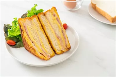 عکس ساندویچ خانگی خوشمزه با ژامبون و پنیر به همراه سالاد تازه