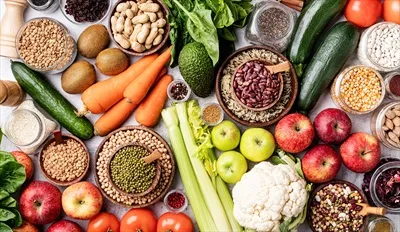 عکس نمایی از غذاهای سالم و متنوع در یک پس زمینه زیبا و جذاب