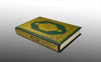 عکس قرآن کریم با خط عربی زیبا و تسبیح در پس زمینه تیره