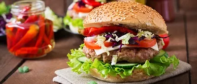 عکس ساندویچ همبرگر خوشمزه با پنیر و مخلوط کلم تازه و ترد