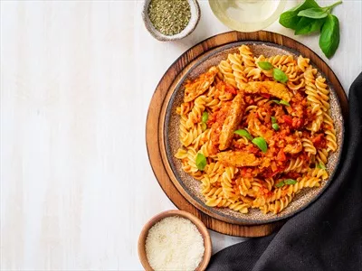 عکس پاستا بولونز با سس گوجه فرنگی و گوشت چرخ کرده خوشمزه و لذیذ