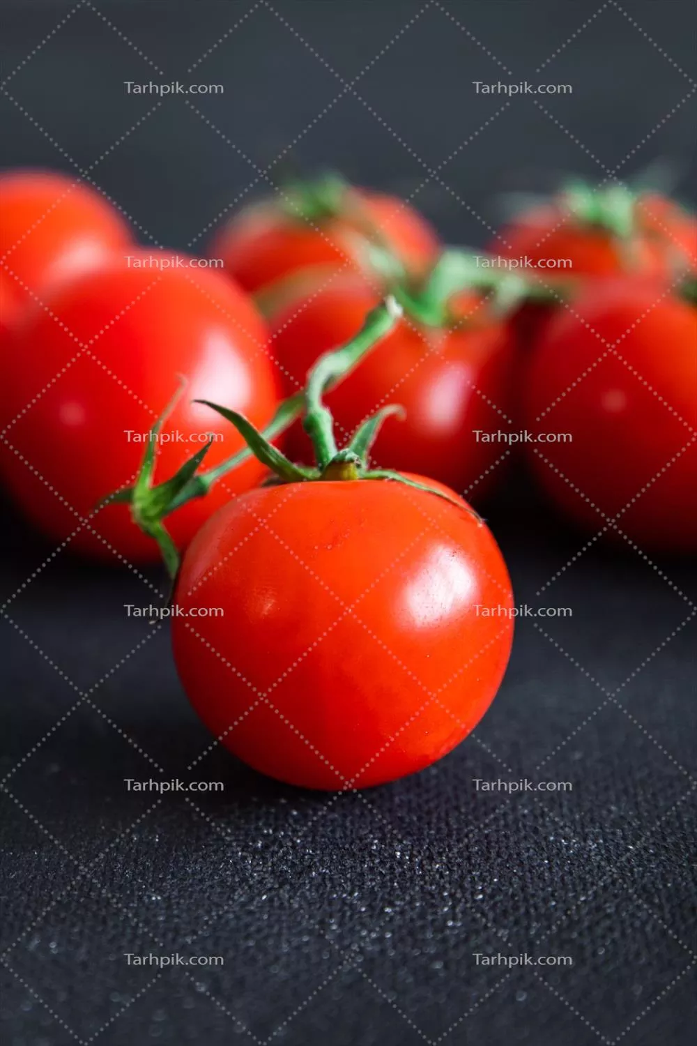 عکس گوجه فرنگی های گیلاسی تازه و خوشمزه بر روی شاخه، مناسب برای سالاد و میان وعده