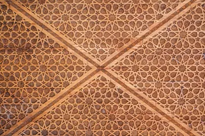 عکس الگوهای اسلامی و شرقی از ستاره ها بر روی درب چوبی مدرن در ازبکستان