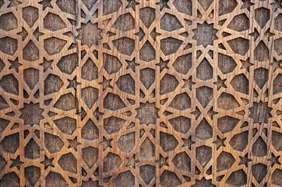 عکس نقوش اسلامی و عربی-ازبکی با ستاره ها بر روی در چوبی حکاکی شده در ازبکستان